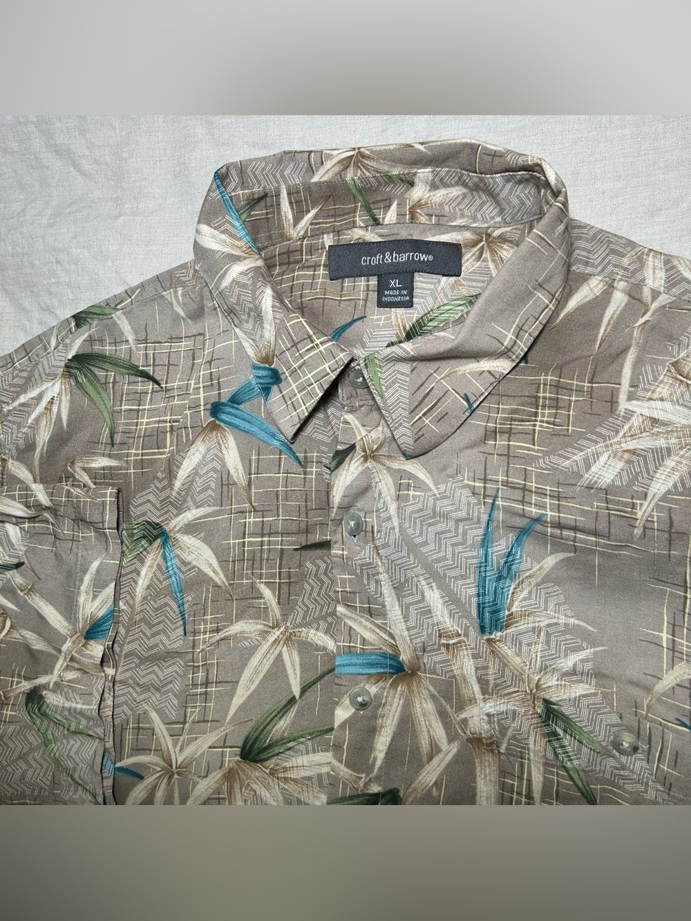 Croft & Barrow Tropical Hawaiian Camp Shirt Men’s XL Soft Rayon Brown Beige Palm